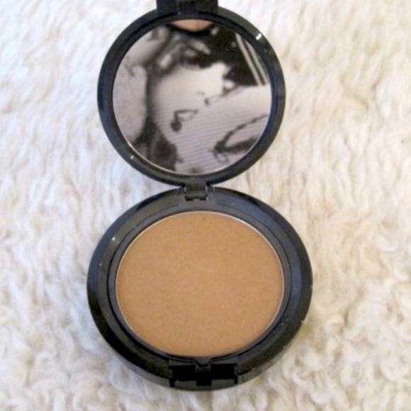 NYX Stay Matte But Not Flat Powder Foundation SMP-12 Tawny - Picture 4 of 7